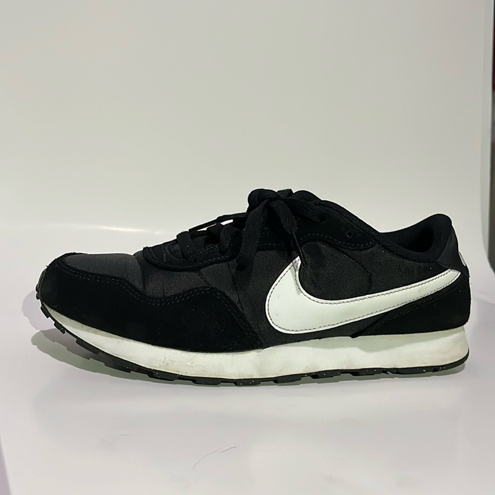 Nike MD Valiant GS with the Box